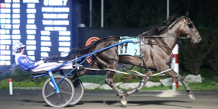 Monte Miki at full stride, side-on under the lights